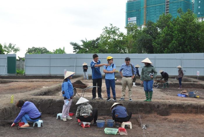 Công tác khai quật tại di tích Vườn Chuối. Ảnh: Hương Thu