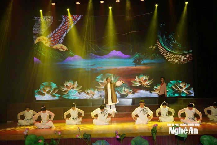 Phần trình diễn "Tương tư nàng ví, giặm" của Lô Thế Anh trong buổi họp báo ra mắt MV. Anh: Thanh Nga