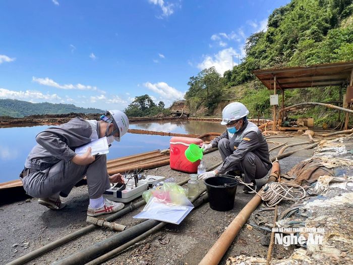 Cán bộ Trung tâm Quan trắc tài nguyên và môi trường lấy mẫu nước tại bể xử lý nước thải của Công ty TNHH Thiếc Hà An trong ngày 8/7/2024. Ảnh tư liệu: Huy Nhâm