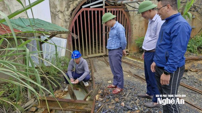 Trong ngày 23/10/2025, khi công nhân của Công ty TNHH Thiếc Hà An sử dụng giấy quỳ tím để đo độ pH của nước, có sự tham gia của đại diện UBND xã Châu Hồng. Ảnh: Nhật Lân