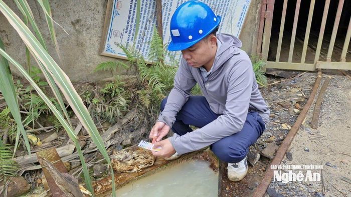 Công nhân của Công ty TNHH Thiếc Hà An sử dụng giấy quỳ tím để đo độ pH của nước. Ảnh: Nhật Lân