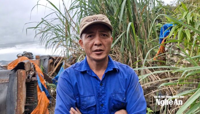 Ông Nguyễn Văn Ba - xưởng trưởng xưởng máy của Công ty TNHH Thiếc Hà An trả lời phỏng vấn của PV Báo và Phát thanh, truyền hình Nghệ An. Ảnh: Nhật Lân