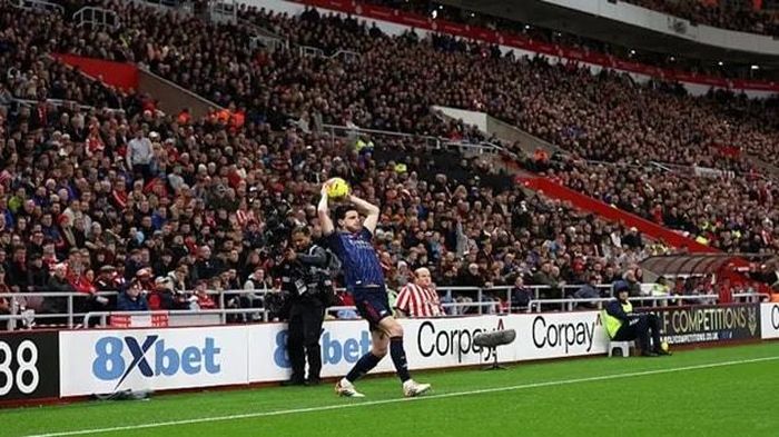 Sunderland kéo biển quảng cáo lại sân đường biên để ngăn Arsenal ném biên