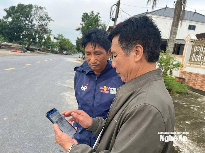 Ông Trần Ngọc Cảnh trao đổi, hướng dẫn người dân cập nhật các chủ trương, chính sách mới. Ảnh: KL