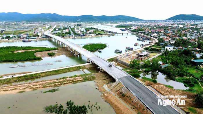 Cầu Hoàng Mai bắc qua nhánh của sông Hoàng Mai, kết nối luồng tuyến cửa biển Lạch Cờn - một trong 6 cửa biển lớn ở Nghệ An. Cầu có 11 nhịp, chiều dài ghi nhận khoảng 514 m. Ảnh: Xuân Hoàng