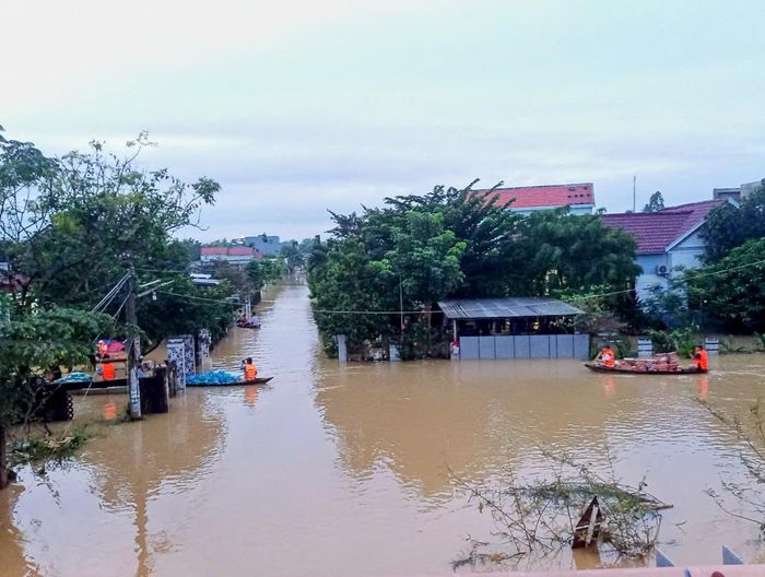 Lũ lụt tại Bà Rén trong đợt ngày 3/11/2025, nơi cách đây gần 140 năm, Camille Paris gặp đợt lũ kéo dài 5 ngày, được ghi lại trong cuốn "Du ký Trung kỳ qua đường cái quan". Ảnh: ANH QUÂN