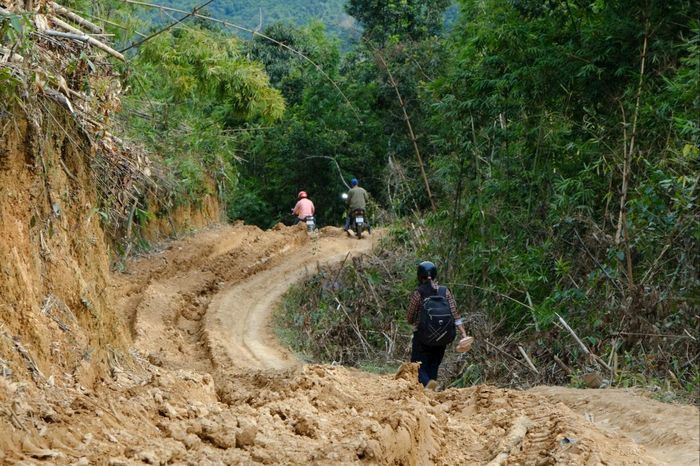 Việc điều khiển xe băng qua 5 km đường độc đạo vào tiểu khu 181 chỉ có thể dựa vào cánh đàn ông, trai tráng
