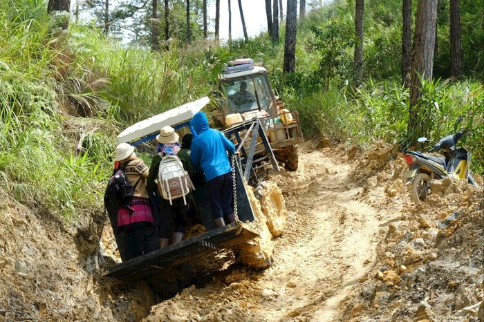 Ngoài đi bộ, máy cày gầm cao là phương tiện di chuyển duy nhất của bà con Tây Sơn mùa này