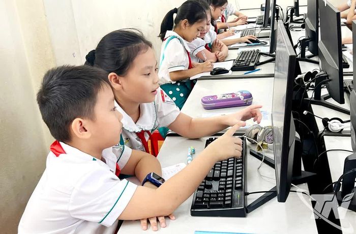 Học sinh Trường Tiểu học Nguyễn Viết Xuân (phường Phan Đình Phùng) tích cực ứng dụng công nghệ thông tin vào học tập.