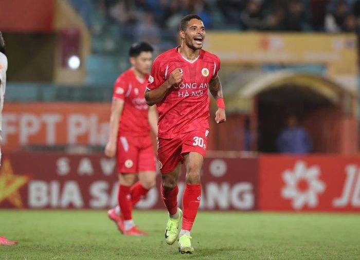 Alves Rogerio nhân đôi cách biệt. Ảnh Hoàng Linh