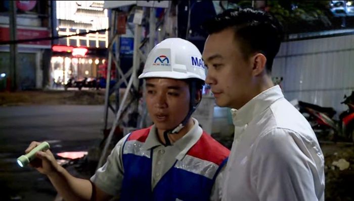 Nhà báo Phan Ny trao đổi với kỹ sư Nguyễn Thanh Tuấn về công nghệ BIM giúp tiết kiệm rất nhiều chi phí và thời gian thi công công trình Metro số 2.