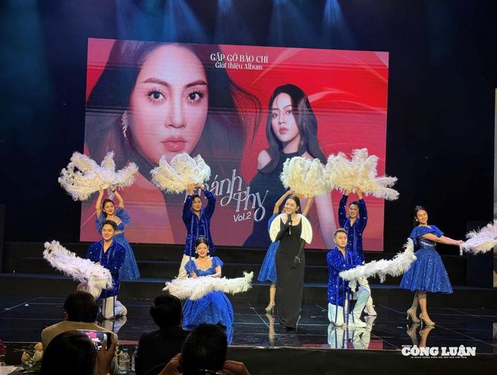 Khánh Thy biểu diễn tại sự kiện ra mắt album Vol.2 của chính mình.