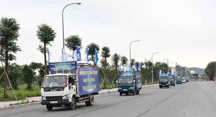 Đoàn xe diễu hành cổ động sau lễ phát động. Ảnh: Minh Quang