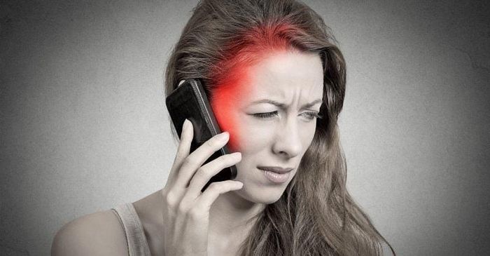 Một trong những cách để giảm thiểu tiếp xúc bức xạ điện thoại là sử dụng tai nghe hoặc loa ngoài khi đàm thoại, thay vì áp sát điện thoại vào tai. Ảnh: Internet