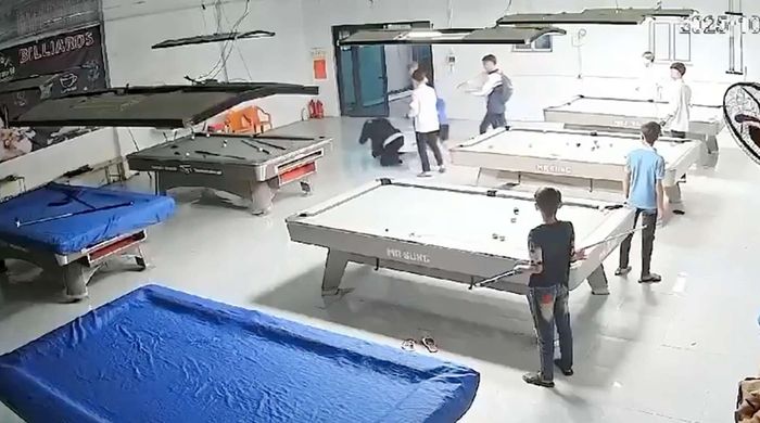 Một nam sinh ở Nghệ An bị bạn học cùng trường và nhóm bạn đánh hội đồng bất tỉnh trong quán bida. Ảnh chụp màn hình camera.