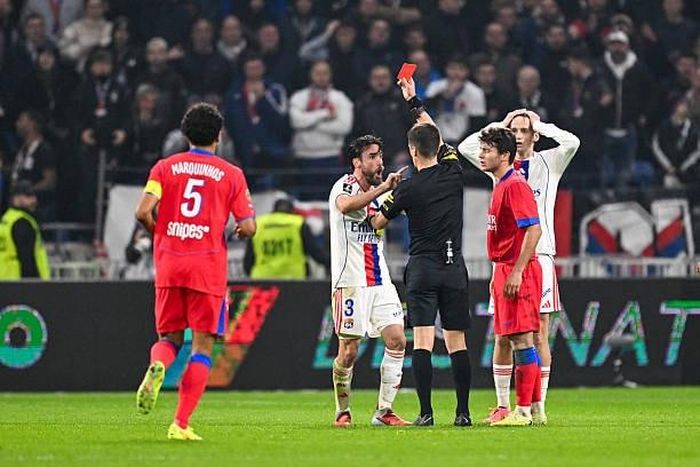 Có nhiều quyết định gây tranh cãi trong cuộc thư hùng giữa Lyon và PSG.