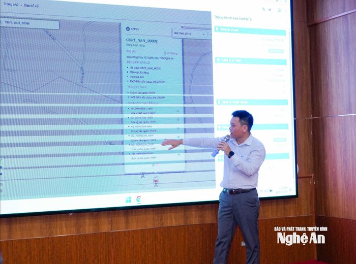 Cán bộ VNPT Nghệ An giới thiệu về Hệ thống cơ sở dữ liệu ngành Khoa học công nghệ. Ảnh: TL