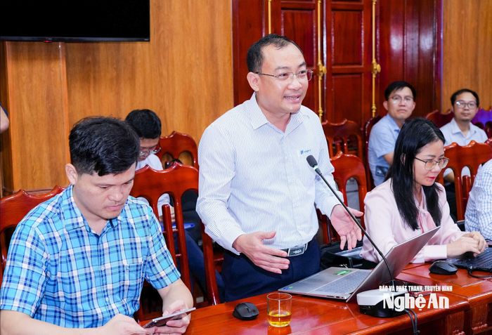 Lãnh đạo VNPT Nghệ An trao đổi về những giải pháp hoàn thiện cơ sở dữ liệu của ngành Khoa học và Công nghệ Nghệ An. Ảnh: TL