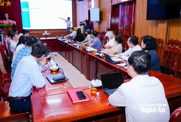 Các đại biểu nghe giới thiệu cơ sở dữ liệu ngành Khoa học và Công nghệ. Ảnh: TL