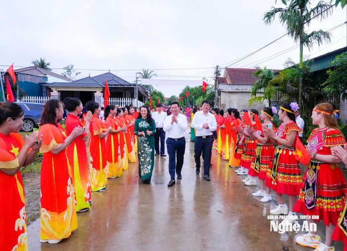 Lãnh đạo tỉnh tham dự Ngày hội đại đoàn kết với bà con xóm Sơn Hải, xã Nghĩa Lộc. Ảnh: TL
