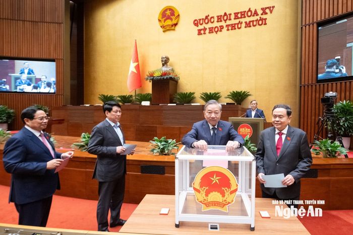 Tổng Bí thư Tô Lâm bỏ phiếu bầu Chánh án Tòa án nhân dân tối cao nhiệm kỳ 2021-2026. Ảnh: Phạm Thắng