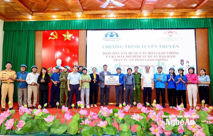Ban An toàn giao thông trao tặng tài liệu tuyên truyền kèm nhiều phần quà cho các cá nhân gương mẫu trong công tác bảo đảm an toàn giao thông. Ảnh: Đình Tuyên