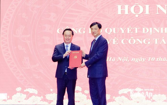 Ủy viên Bộ Chính trị, Bí thư Thành ủy Hà Nội Nguyễn Duy Ngọc trao Quyết định, tặng hoa chúc mừng Phó Bí thư Thành ủy Hà Nội Nguyễn Đức Trung. Ảnh: Phạm Bằng