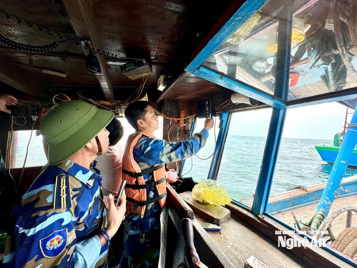 Lực lượng kiểm ngư tỉnh kiểm tra thiết bị VMS trên tàu cá đối chiếu với theo dõi từ Trạm bờ để nhắc nhở chủ phương tiện và thuyền trưởng chấp hành. Ảnh: Nguyễn Hải
