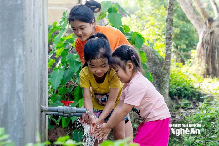 Niềm vui của trẻ em xóm Khe Sơn, xã Tiên Đồng khi nước sạch về bản. Ảnh: Nguyễn Đạo