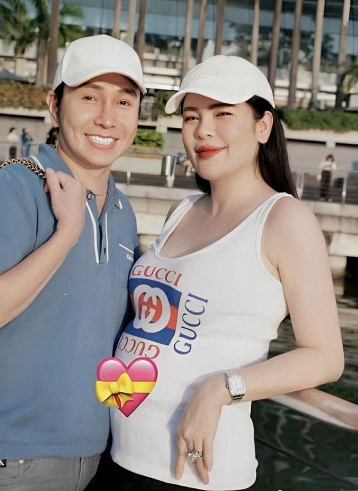 Mang thai lần 4, nàng hậu đầy năng lượng, được chồng chăm sóc chu đáo.