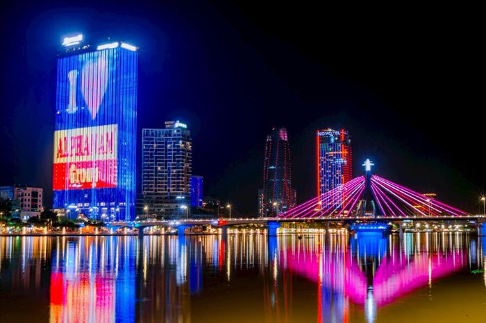 Cầu Sông Hàn lung linh sắc màu về đêm. Ảnh: BẢO LÂM
