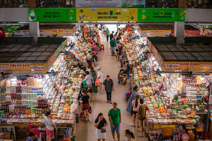 Chợ Hàn lại đông đúc khách du lịch sau những ngày mưa gió. Ảnh: BẢO LÂM