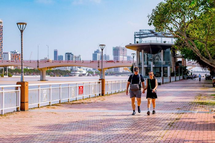 Du khách đi bộ trên đường Bạch Đằng lúc hoàng hôn. Ảnh: BẢO LÂM
