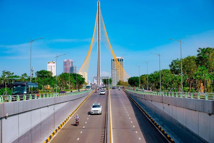 Cầu Trần Thị Lý trong ánh nắng vàng. Ảnh: BẢO LÂM