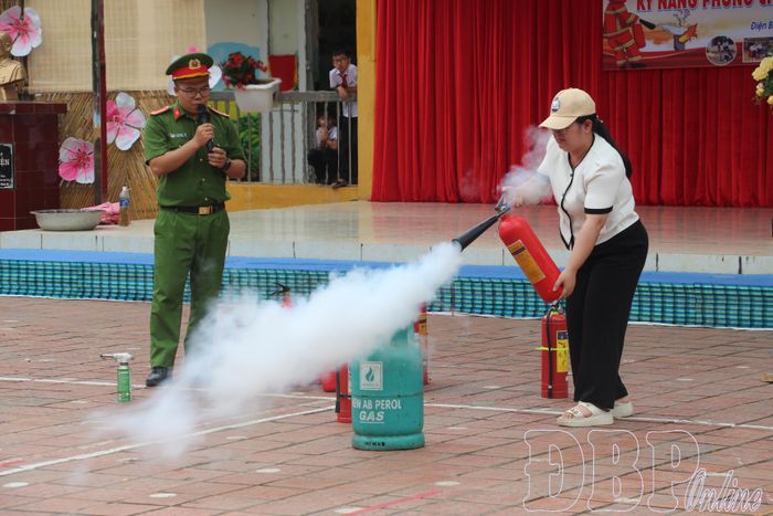 Giáo viên Trường Tiểu học Tô Vĩnh Diện thực hành kỹ năng xử lý khi có cháy.