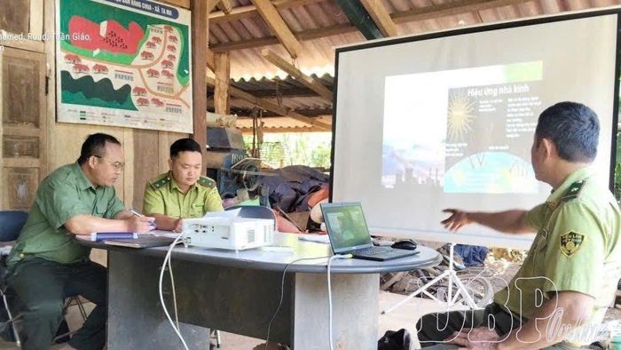 Lực lượng kiểm lâm sử dụng công nghệ tuyên truyền PCCCR cho người dân.