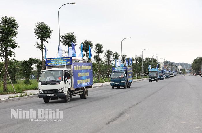 Đoàn xe diễu hành cổ động sau lễ phát động.