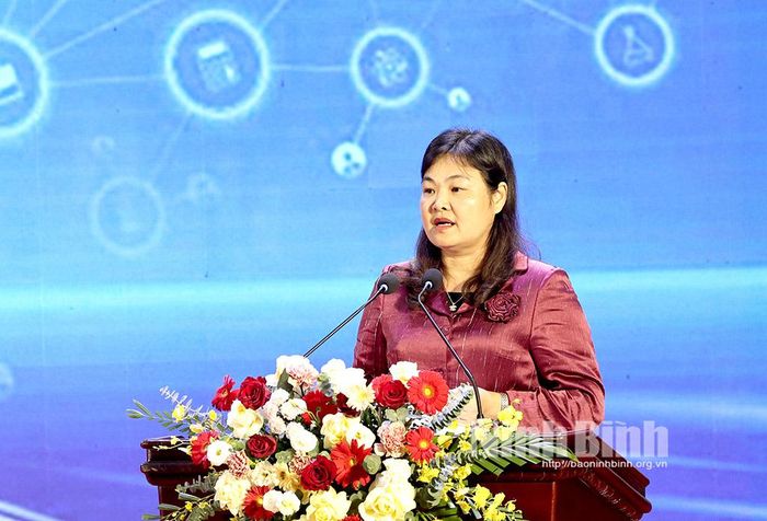 Đồng chí Hà Lan Anh, Tỉnh ủy viên, Phó Chủ tịch UBND tỉnh phát biểu chỉ đạo và phát động Phong trào “Bình dân học vụ số” trên địa bàn tỉnh.