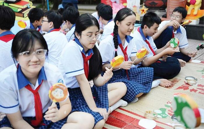 Học sinh Trường THCS Chu Văn An (phường Vỹ Dạ) trải nghiệm nghề truyền thống Huế