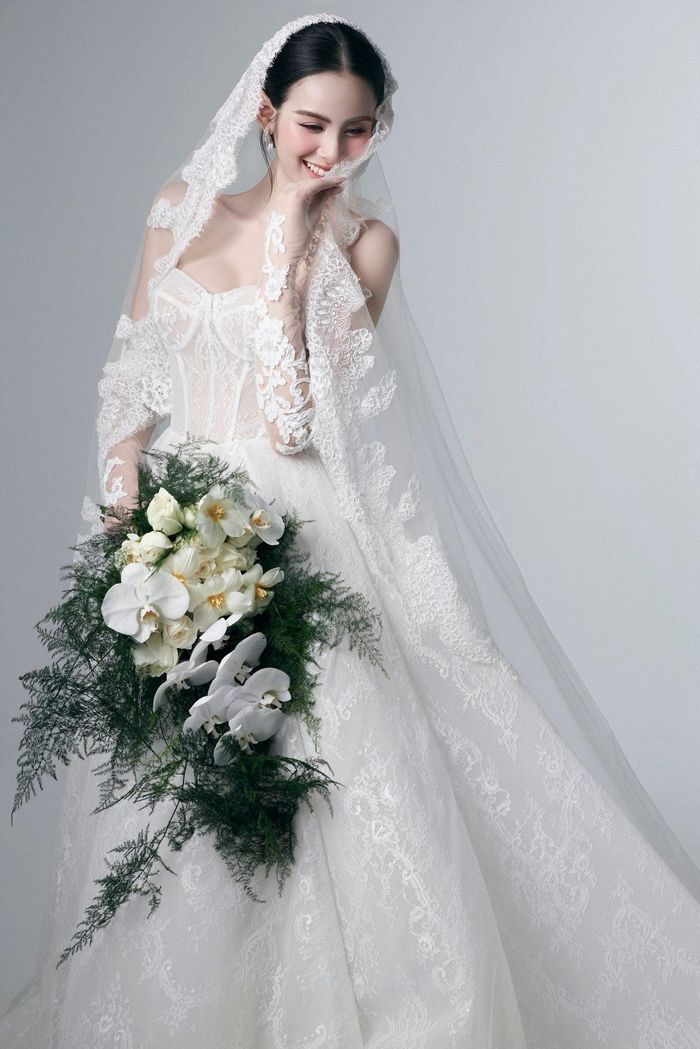 Hương Liên chia sẻ ảnh cưới. Ảnh: FBNV.
