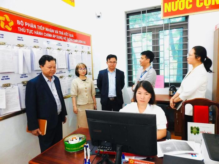 Thường trực HĐND xã Trung Giã kiểm tra vận hành Điểm phục vụ hành chính công.