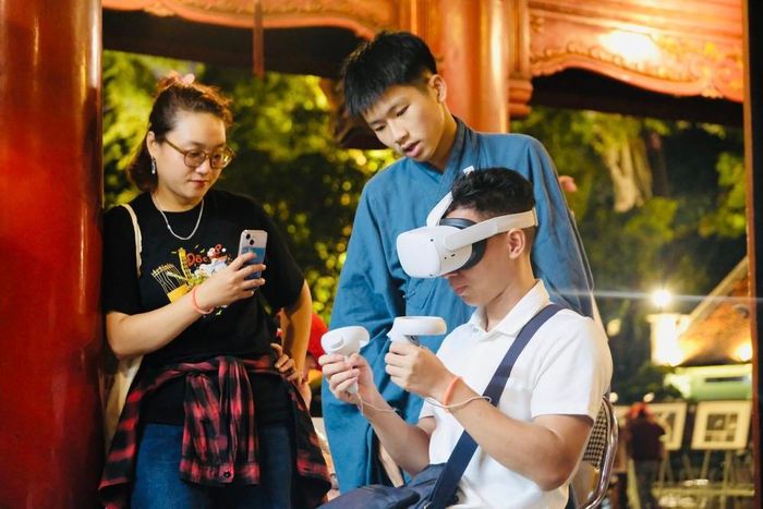 Trải nghiệm công nghệ thực tế ảo tại Văn Miếu - Quốc Tử Giám