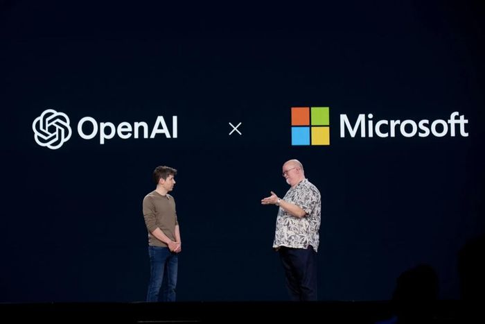 Giám đốc công nghệ Microsoft Kevin Scott (phải) và CEO OpenAI Sam Altman tại sự kiện Microsoft Build năm 2024. Ảnh: Bloomberg