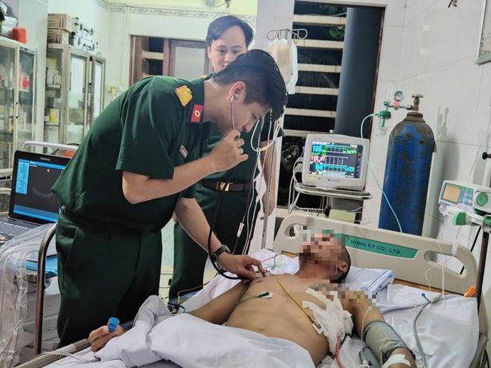 Ê-kíp triển khai hàng loạt kỹ thuật hồi sức cho bệnh nhân ngay giữa biển