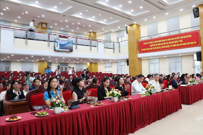 Quang cảnh Hội nghị triển khai giải pháp hỗ trợ Hộ kinh doanh chuyển đổi mô hình từ thuế khoán sang kê khai và chuyển đổi lên doanh nghiệp trên địa bàn thành phố Hà Nội