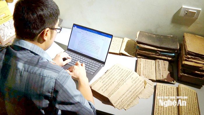 Những cuộc “đối thoại” với sách cổ của nhà nghiên cứu Trần Mạnh Cường. Ảnh: Lê Trang