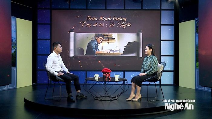 Nhà nghiên cứu Trần Mạnh Cường trong cuộc trò chuyện với Báo và phát thanh, truyền hình Nghệ An. Ảnh: Lê Trang