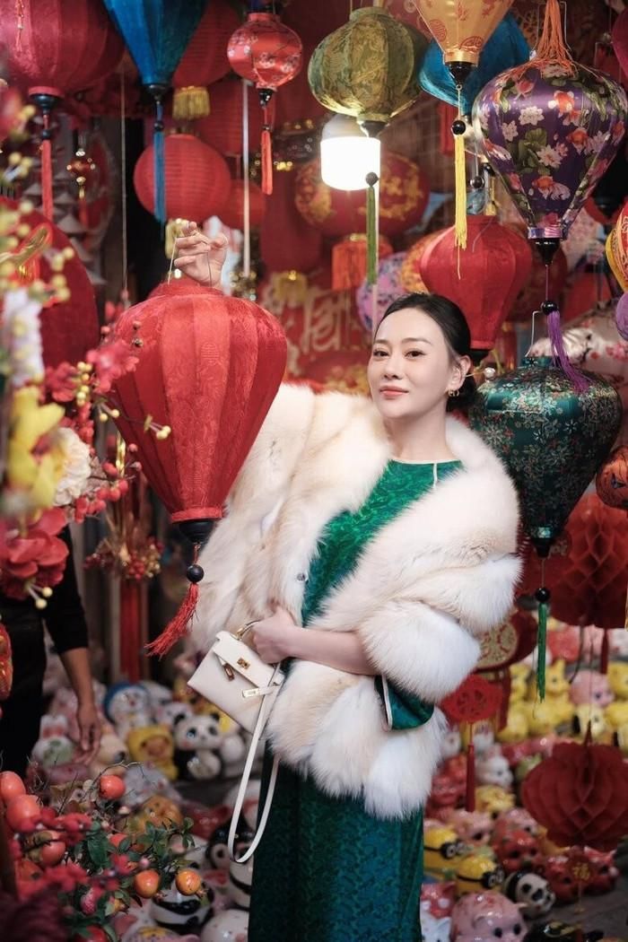 Mẫu Hermès Kelly 20 cm thường được Phương Oanh tận dụng trong cuộc sống đời thường. Ảnh: FBNV