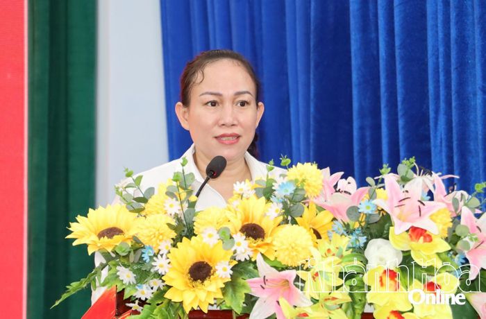 Bà Nguyễn Hồng Khánh Quỳnh báo cáo các nội dung cho cử tri xã Vạn Ninh.