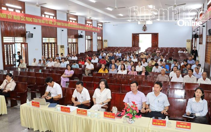 Quang cảnh buổi tiếp xúc cử tri.
